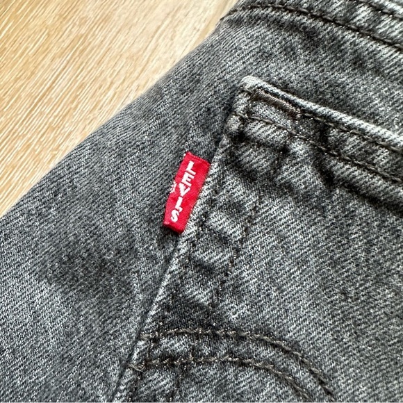 REVOLVE Levi's Wedgie Icon Fit Jeans in Bite My Dust Wash Grey Denim - Size 25 - Picture 4 of 16